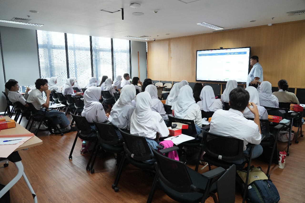 Light Up With Duta Baca Jakarta "Esai Keren, Beasiswa Datang "